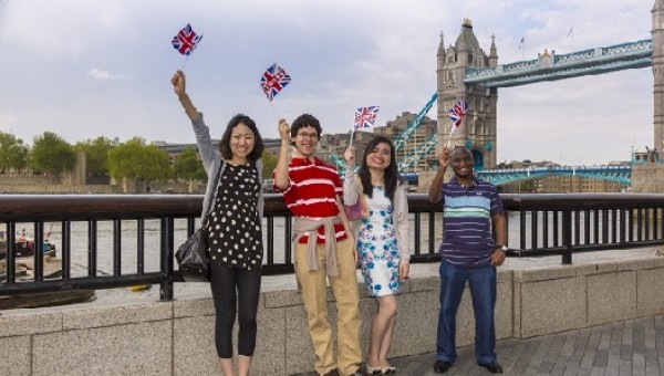 মেধাবীদের জন্য ভিসা ফি বাতিল করতে পারে ব্রিটিশ সরকার লন্ডনের টাওয়ার ব্রিজের সামনে বিদেশী শিক্ষার্থীরা