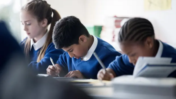 যুক্তরাজ্যে ব্রিটিশ-বাংলাদেশি এক শিক্ষকের নজীরবিহীন দৃষ্টান্ত তৈরি যুক্তরাজ্যের স্কুলে পড়ালেখা করছে ছাত্রছাত্রীরা