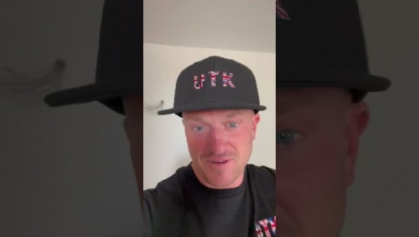 টমি রবিনসনের ‘দেশপ্রেমিক পোশাক’ মুসলিম প্রধান বাংলাদেশে তৈরি টমি রবিনসন