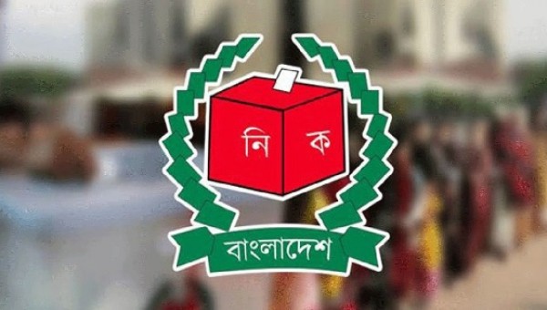 জাতীয় নির্বাচনের দিন ভোটাররা লাইনে দাড়িয়ে ভোট দেবার জন্য অপেক্ষা করছেন