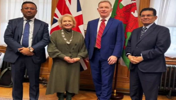 বাংলাদেশের পররাষ্ট্রমন্ত্রী ড. খলিলুর রহমান এবং প্রধানমন্ত্রীর পররাষ্ট্রবিষয়ক উপদেষ্টা হুমায়ুন কবির লন্ডনে যুক্তরাজ্যের বাণিজ্য প্রতিমন্ত্রী স্যার ক্রিস ব্রায়ান্টের সঙ্গে এক দ্বিপাক্ষিক বৈঠকে