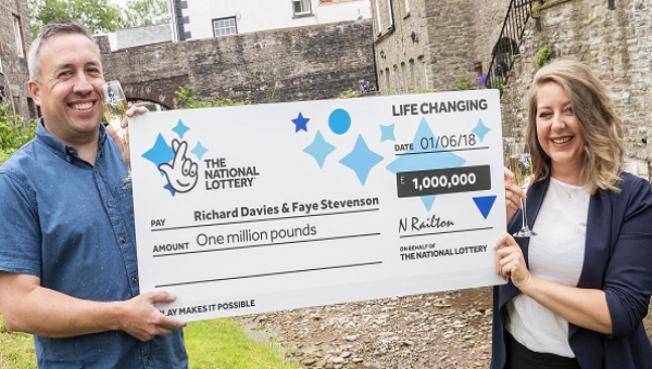 একই সাথে দুবার লটারি বিজয়ী রিচার্ড ডেভিস ও তার পার্টনার