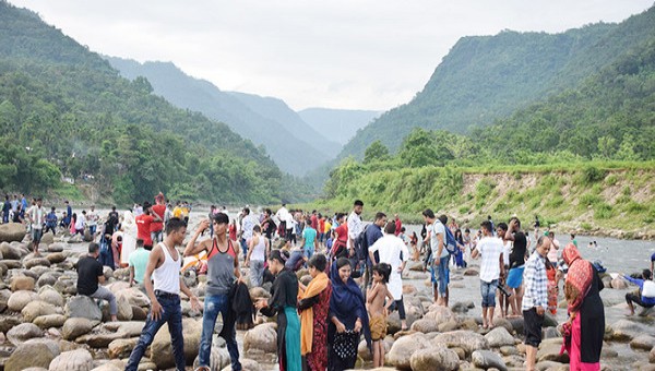 সিলেটে ঈদে জাফলং স্পটে পর্যটকদের একাংশ
