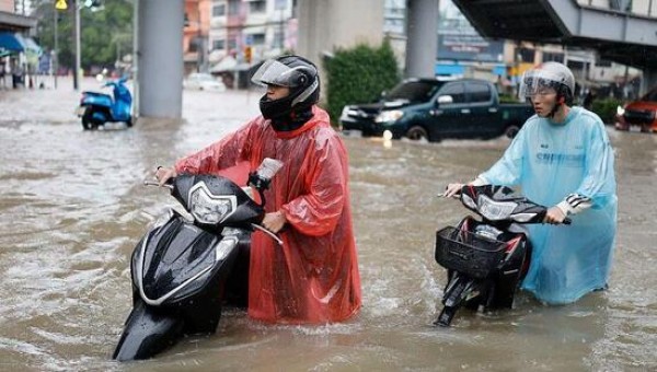 ভারী বৃষ্টিতে থাইল্যান্ডের রাজধানী ব্যাংককে বন্যা পরিস্থিতিvর অবনতি