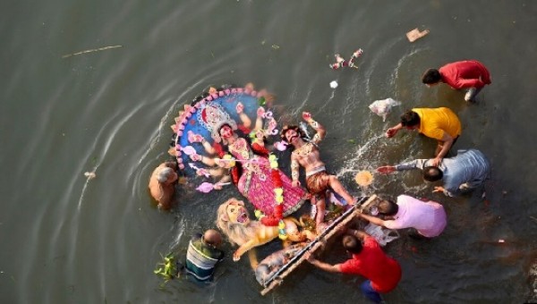 প্রতিমা বিসর্জনের মধ্য দিয়ে বিদায়ের আবেগ